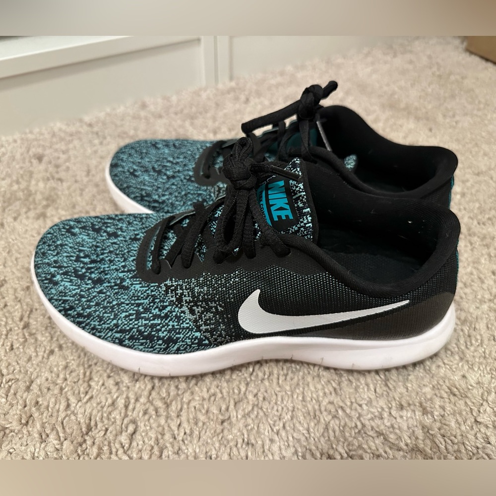 Nike Size 8 tennis shoe